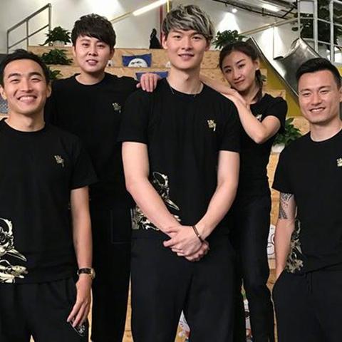揭秘王哲林父母哪里人，篮球巨星的成长背后，藏着怎样的家族故事？